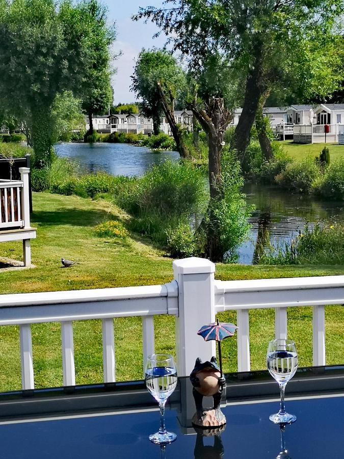 Lake Escape - Hoburne Cotswolds เซาธ์เซอร์นีย์ ภายนอก รูปภาพ