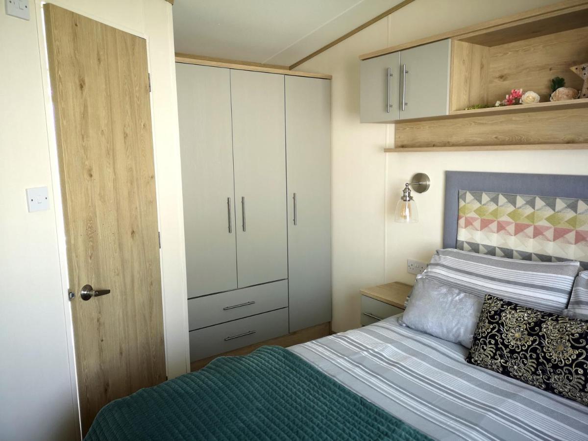 Lake Escape - Hoburne Cotswolds เซาธ์เซอร์นีย์ ภายนอก รูปภาพ
