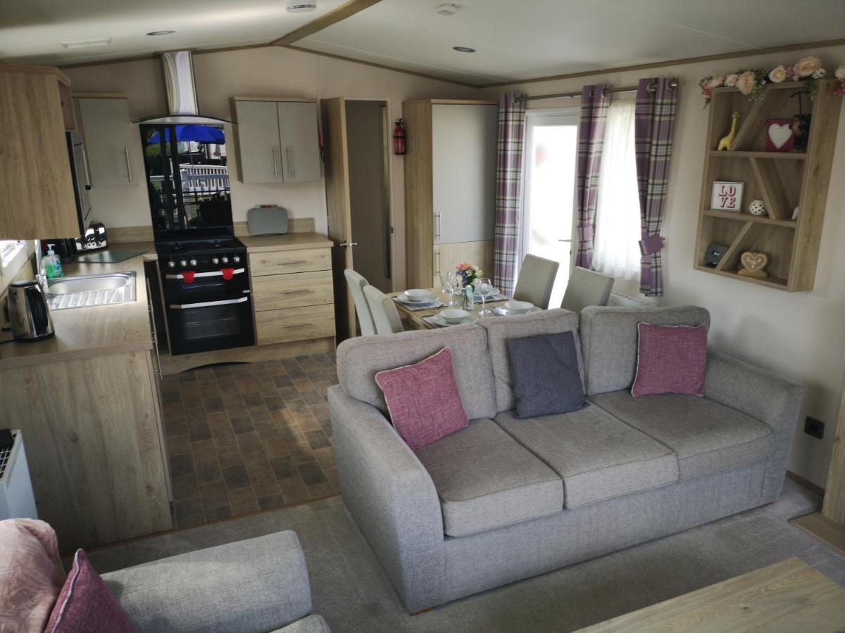 Lake Escape - Hoburne Cotswolds เซาธ์เซอร์นีย์ ภายนอก รูปภาพ