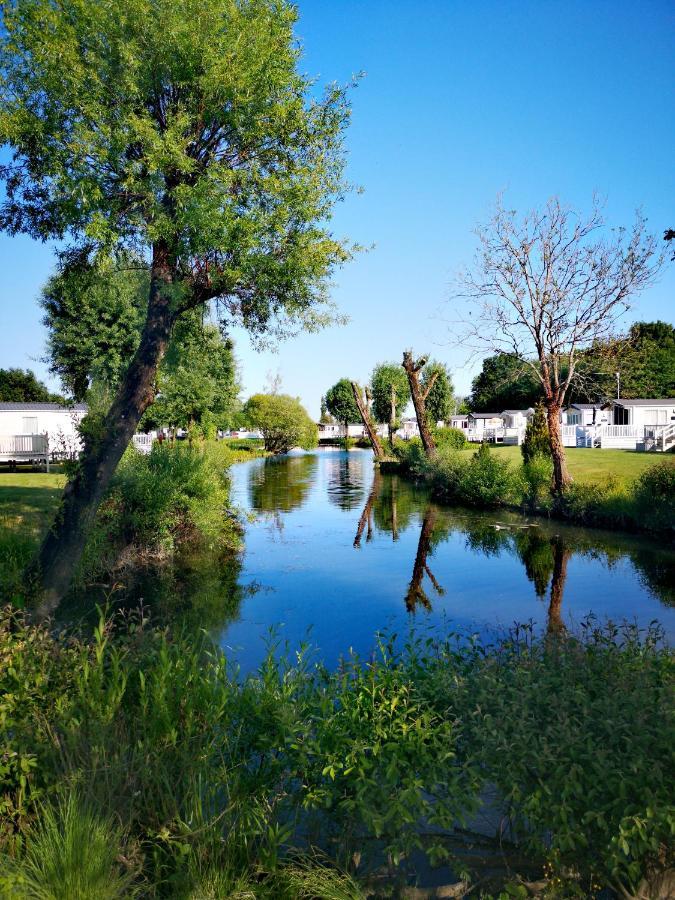 Lake Escape - Hoburne Cotswolds เซาธ์เซอร์นีย์ ภายนอก รูปภาพ