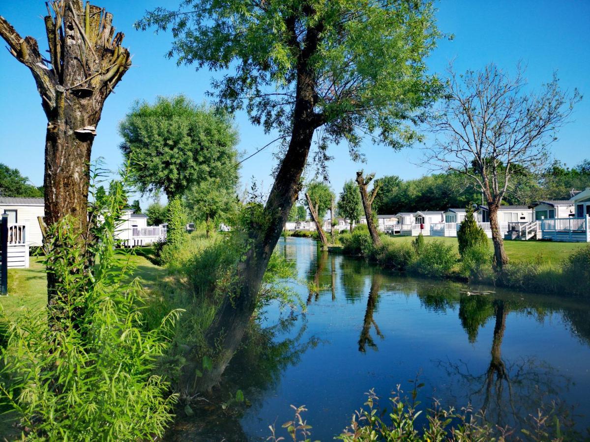 Lake Escape - Hoburne Cotswolds เซาธ์เซอร์นีย์ ภายนอก รูปภาพ