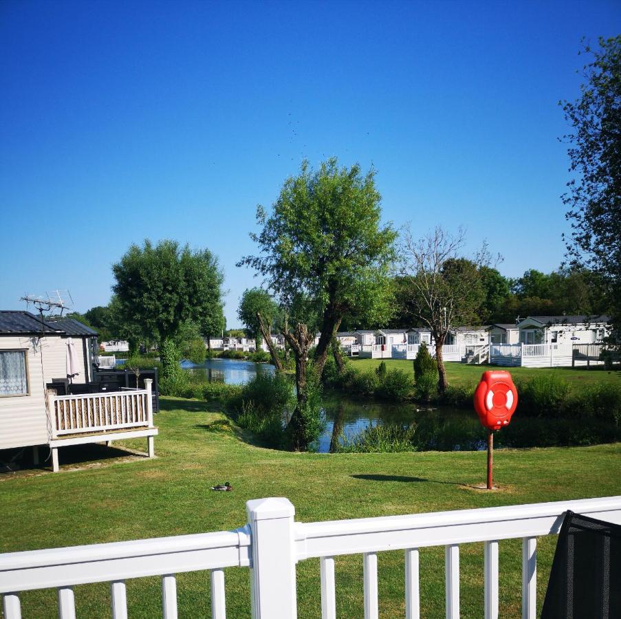Lake Escape - Hoburne Cotswolds เซาธ์เซอร์นีย์ ภายนอก รูปภาพ