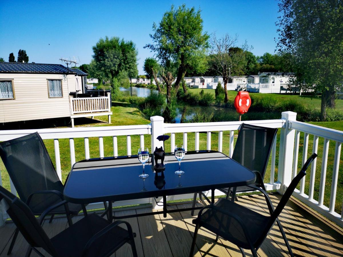 Lake Escape - Hoburne Cotswolds เซาธ์เซอร์นีย์ ภายนอก รูปภาพ