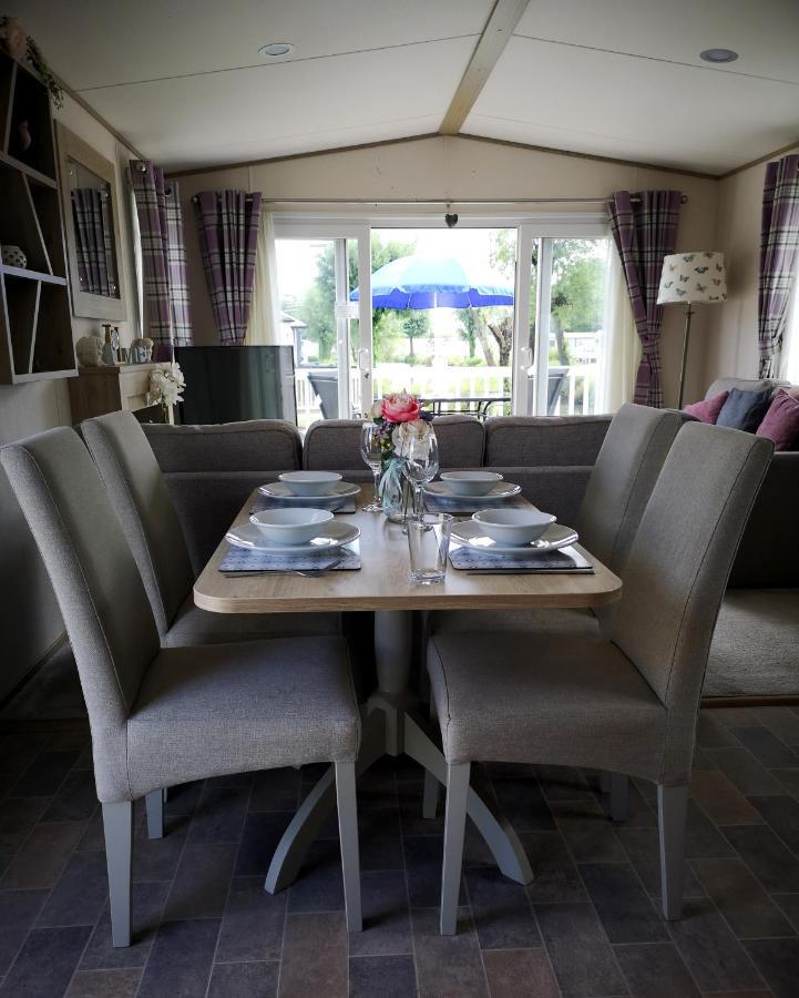 Lake Escape - Hoburne Cotswolds เซาธ์เซอร์นีย์ ภายนอก รูปภาพ