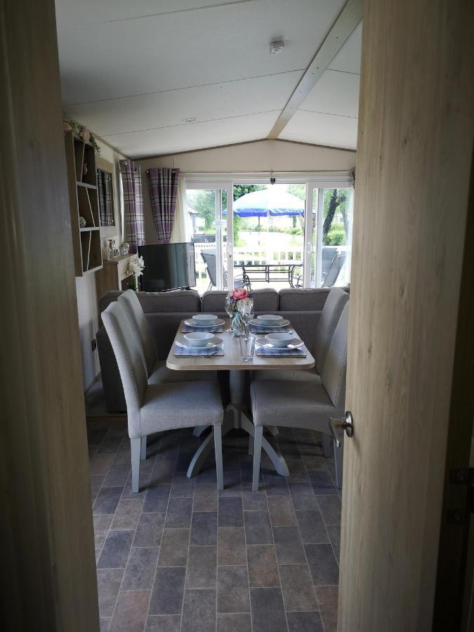 Lake Escape - Hoburne Cotswolds เซาธ์เซอร์นีย์ ภายนอก รูปภาพ