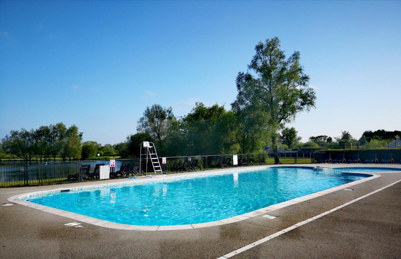 Lake Escape - Hoburne Cotswolds เซาธ์เซอร์นีย์ ภายนอก รูปภาพ