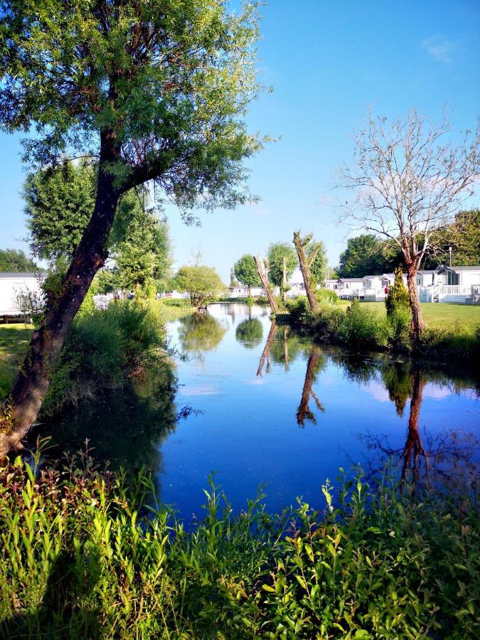 Lake Escape - Hoburne Cotswolds เซาธ์เซอร์นีย์ ภายนอก รูปภาพ