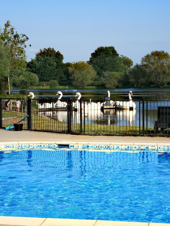 Lake Escape - Hoburne Cotswolds เซาธ์เซอร์นีย์ ภายนอก รูปภาพ